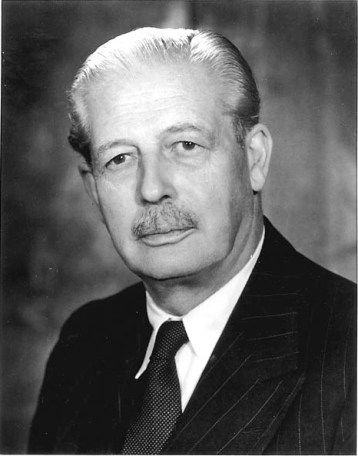 Harold_Macmillan_number_10_official