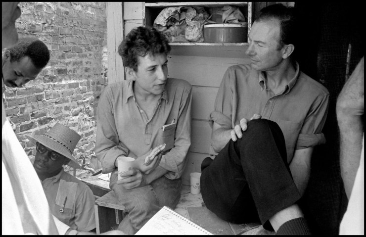 USA.-Mississippi-Greenwood.-Bob-DYLAN-and-Pete-SEEGER-before-performing-in-a-cotton-field.