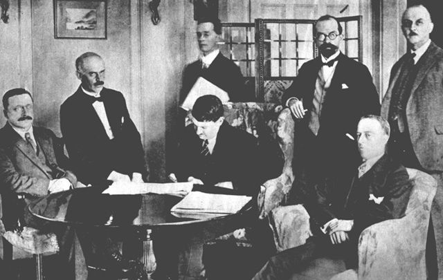 cropped_Michael_Collins_signed_the_Anglo-Irish_Treaty